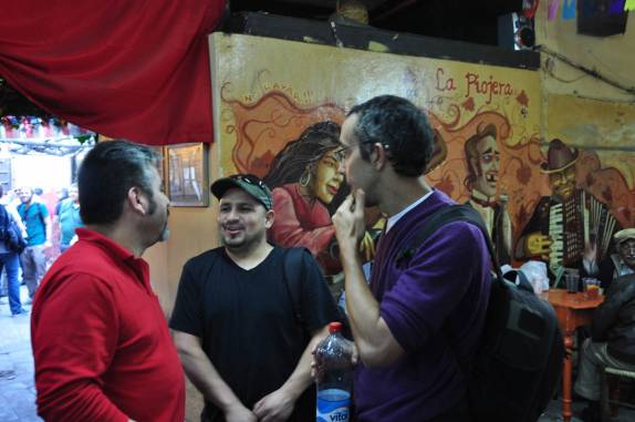 Chegando ao tradicional bar La Piojera, em Santiago, capital do Chile